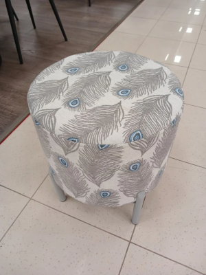 Пуф "ГРАНД" круглый. 450*420 мм (ГОБЕЛЕН С ПЕРОМ ПАВЛИНА ДАЛИЯ / СЕРЫЙ МУАР. Размер 450 мм * 420 мм )