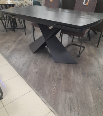 Стол обеденный Элит 1 раскладной (ПЛАСТИК 1 МРАМОР МАРКВИКА ЧЕРНЫЙ 3029 МАТОВЫЙ/ ЧЕРНЫЙ МАТОВЫЙ. Размер 1600*900)