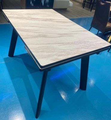 Стол обеденный "Стайл 42 Бэлла" раскладной (ПЛАСТИК БРАУН СТОУН 930 / ЧЕРНЫЙ МАТОВЫЙ. Размеры 1200-1520 мм * 750 мм * 800 мм)