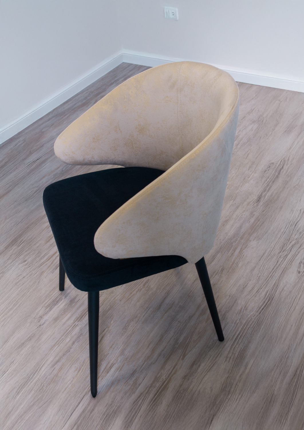 Стул кухонный "Орлеан" (Цвет ВЕЛЮР EGIDA SILVIA 002 / EGIDA TEDDY 021 / ЧЁРНЫЙ МУАР, Размер 520 мм * 840 мм * 500 мм)