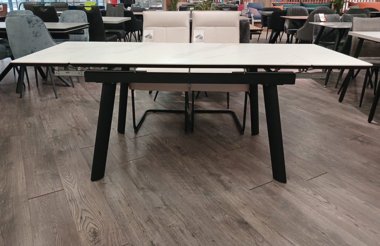 Стол обеденный "Стайл 42 Бэлла" раскладной (КЕРАМОГРАНИТ БЕЛЫЙ МАТОВЫЙ 118 ALPINA WHITE PS / ЧЕРНЫЙ МАТОВЫЙ. Размеры 1300-1620 мм * 750 мм * 800 мм)