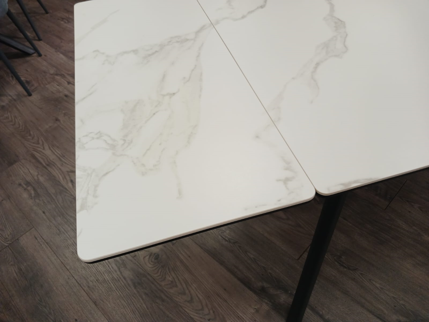 Стол обеденный "Стайл 42 Бэлла" раскладной (КЕРАМОГРАНИТ БЕЛЫЙ МАТОВЫЙ 118 ALPINA WHITE PS / ЧЕРНЫЙ МАТОВЫЙ. Размеры 1300-1620 мм * 750 мм * 800 мм)