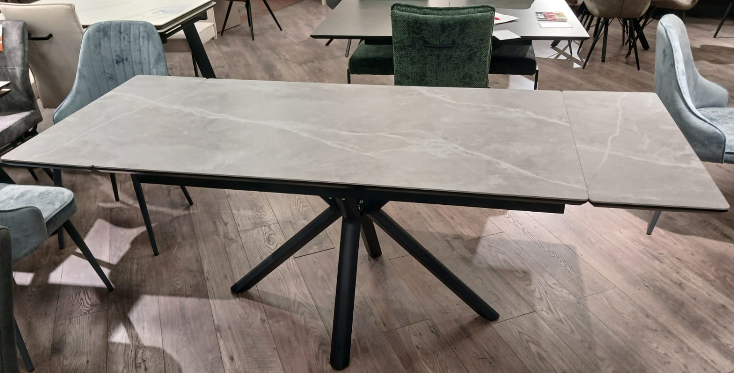 Стол обеденный  "Элит 4" раскладной (КЕРАМИКА СЕРЫЙ МАТОВЫЙ 110 LAPKA GREY / ЧЕРНЫЙ МАТОВЫЙ. Размер 1400-2040 мм * 750 мм * 800 мм)